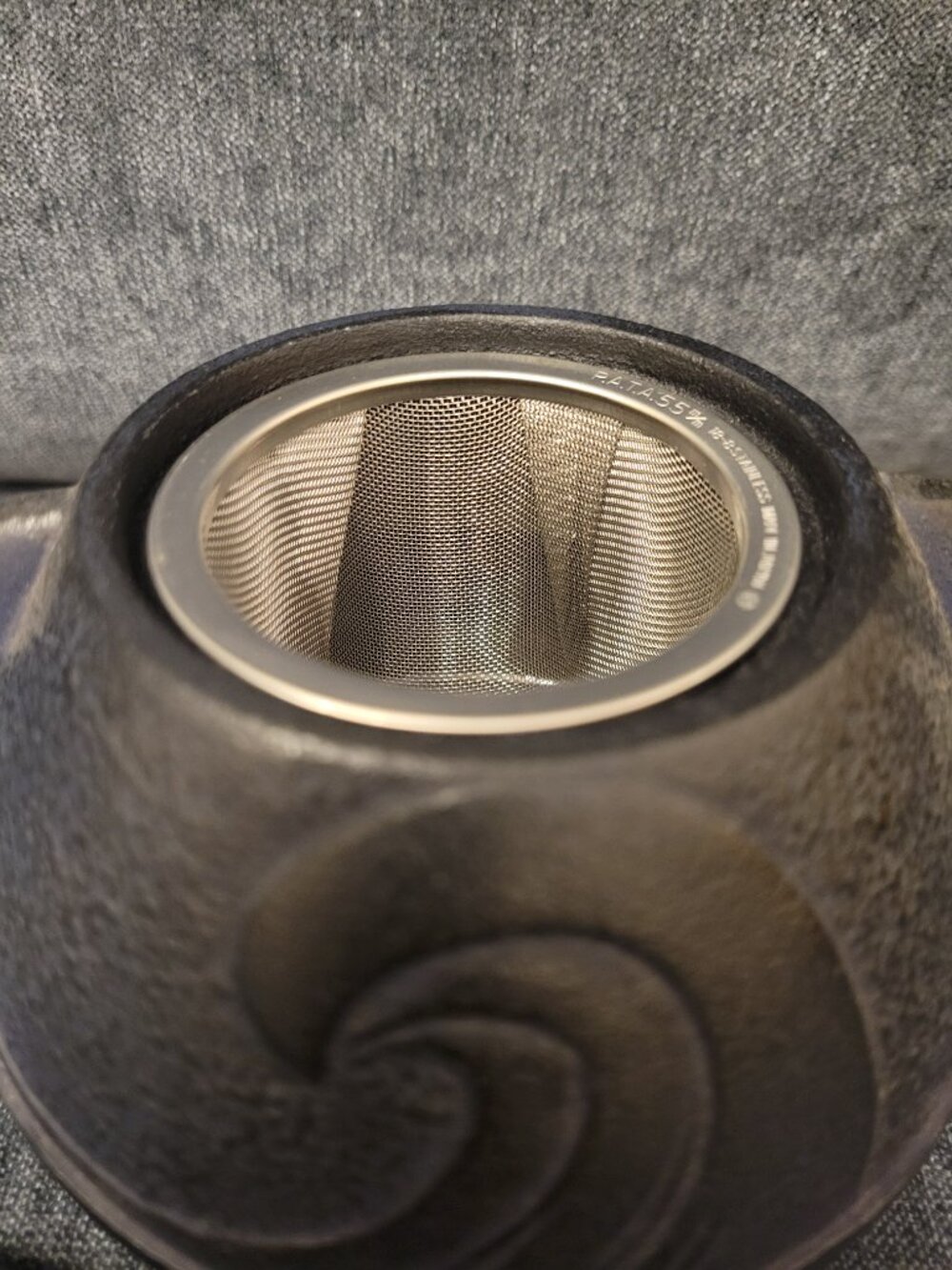 Joyce Chen Tsunami Tidal Wave Cast Iron Teapot, Strainer. Tetsu kyusu. - Picture 7 of 11